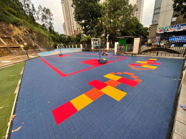 拆違空地變身軟質懸浮式拼裝地板運動場